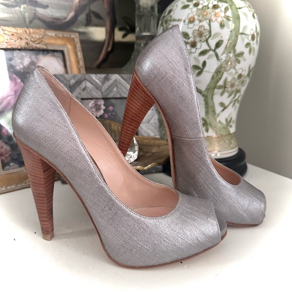Stuart Weitzman Silver Woven Textured Peep Toe Heels - Picture 1 of 11